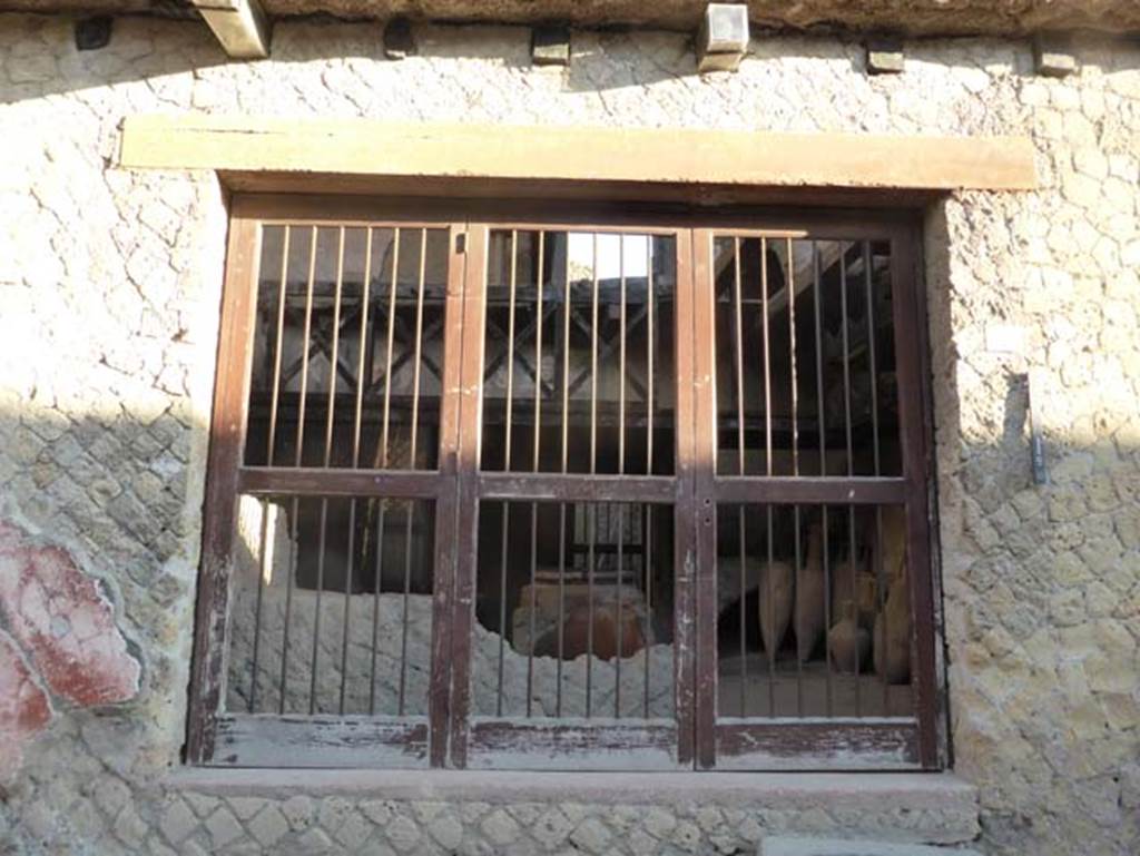 Ins. V 6, Herculaneum, September 2015. Entrance doorway.
